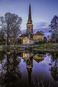 vasteras_domkyrka_speglar_sig_i_svartan